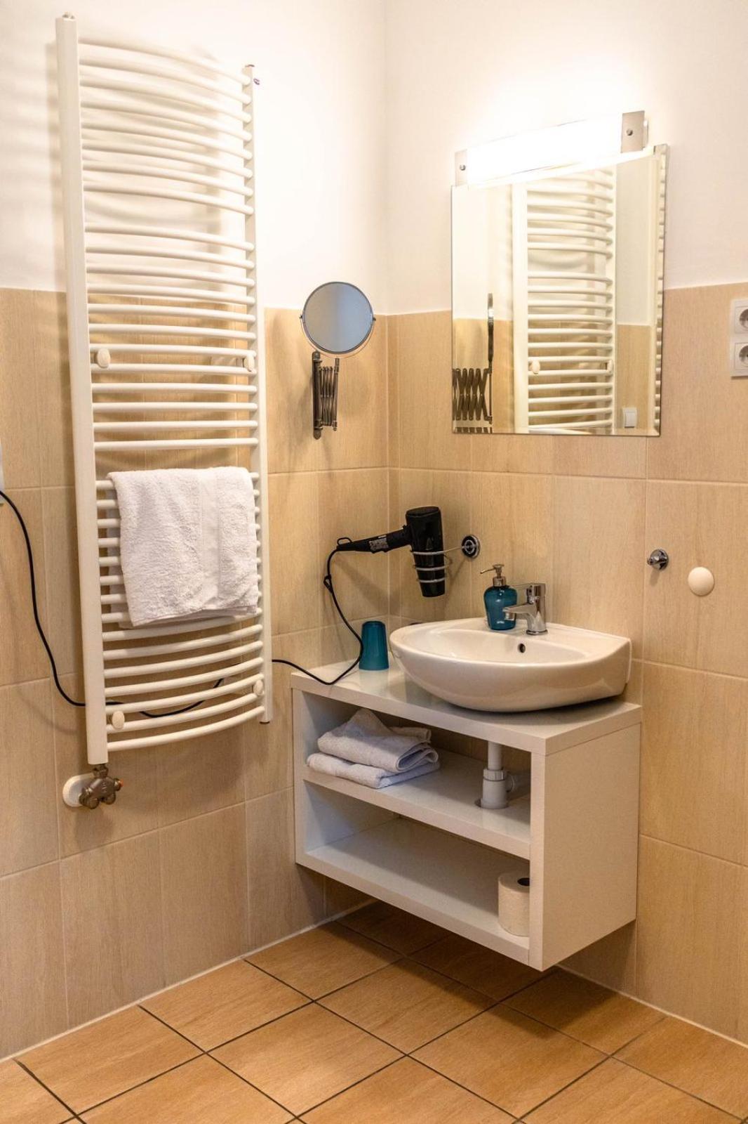 Mosonmagyaróvár Orchidea Apartman מראה חיצוני תמונה